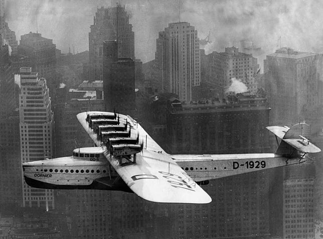 Die &bdquo;Do&nbsp;X&ldquo; auf einem Rundflug über New York im Jahre 1931.