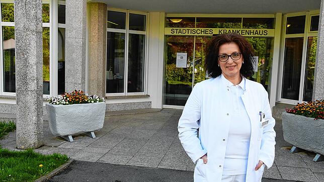 Vor dem Eingang zur neuen Wirkungsstätte: Svjetlana Peka hat Anfang April die Leitung der Abteilung Innere Medizin am Stockacher ...