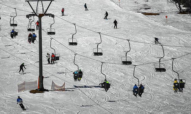 Skifahrer und Snowboarder sitzen im Märt 2020 im Lift am Seebuck auf dem Feldberg im Schwarzwald. Nach der wegen der Corona-Pandemie ...