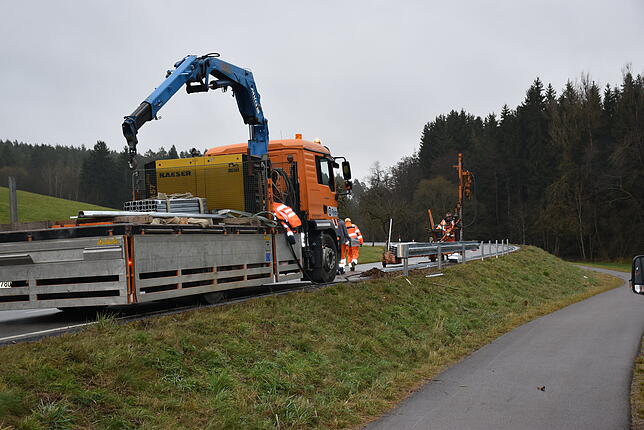 Knapp 1,2 Kilometer der Landesstraße 181 müssen erneuert werden. An der unfallträchtigen Strecke werden aktuell die Leitplanken ersetzt.