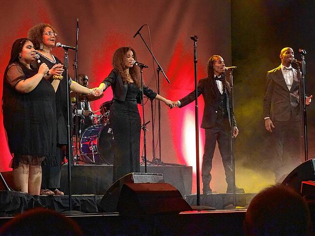 Sie brachten den Saal im Gloria Theater im Handumdrehen zum Toben, die Golden Voices of Gospel, die am vergangenen Donnerstag in Bad ...