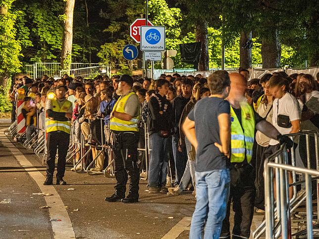 Ganz schön geduldig: Das letzte Konzert ist schon über eine halbe Stunde zu Ende, da haben noch nicht alle Besucher des Campus-Festivals ...