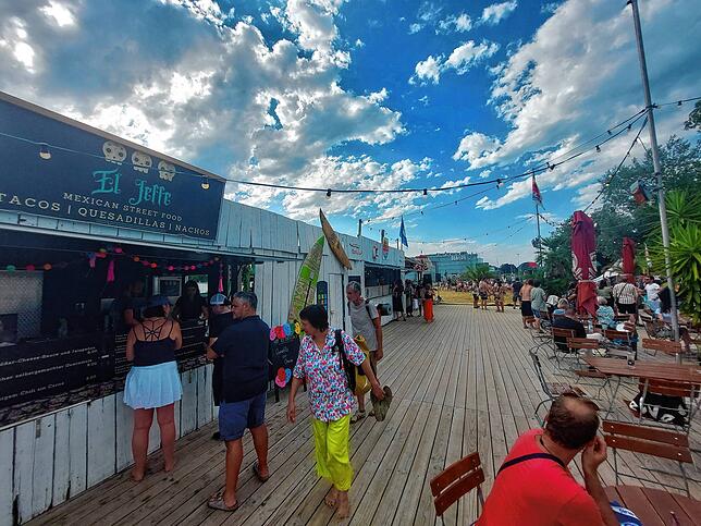 Links der Tex-Mex-Foodtruck, danach die Bar mit Cocktails, Longdrinks, Bier, Wein und alkoholfreien Getränken.