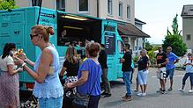Die Besucher dürfen sich beim Streetfood-Markt auf dem Marktplatz auf kulinarische Spezialitäten freuen. Das Bild zeigt eine Szene aus ...