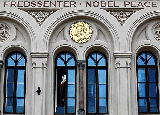 Symbolischer Akt nach der Bekanntgabe der Preisträgerin: Eine Taube fliegt aus einem Fenster des Nobel-Friedenszentrums.