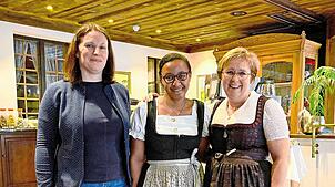 Gesine Christ, Teamleitung Arbeitgeber-Service Schwarzwald-Baar-Kreis (von links), Patricia Herinirina und Barbara Martin, Inhaberin des ...