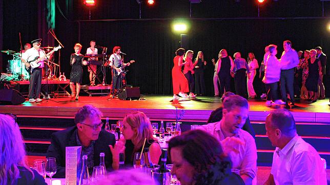 Die drei Serviceclubs Kiwanis, Rotary und Lions bitten am Samstag, 26. April, bei der Kiroli-Dance-Night in der Stadthalle Waldshut zum ...