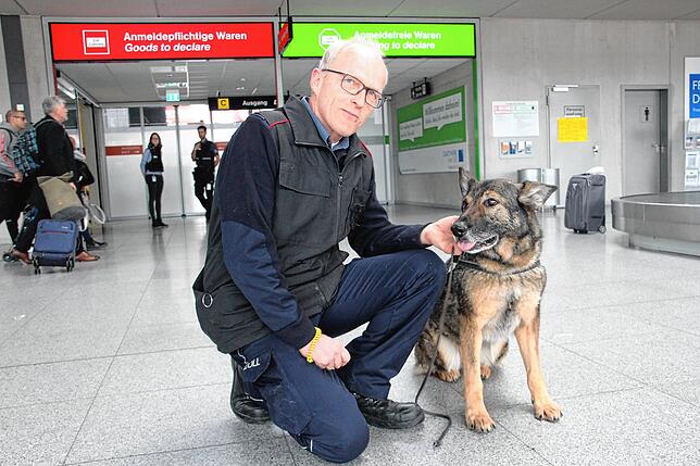 Ein eingespieltes Team: Vicky und ihr Zollhundeführer Helmut Ahrens am Bodensee-Airport in Friedrichshafen.