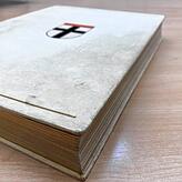 Fast schmucklos sieht das Goldene Buch von Konstanz aus, lediglich das Stadtwappen ziert die Vorderseite. Über die Jahre hinweg sind ...