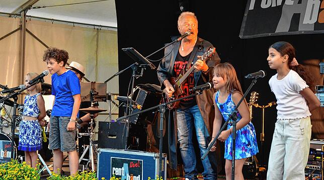 Bild 33: Reges Treiben beim Stadtfest am Samstagabend und Sonntagmorgen