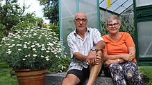 Robert und Josefine Mathes ziehen in ihrem Gewächshaus Gurken und Tomaten.