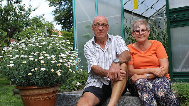 Robert und Josefine Mathes ziehen in ihrem Gewächshaus Gurken und Tomaten.