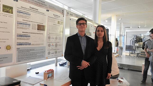 Erster Platz im Fachbereich Chemie: Robin Schönegg und Franziska von Wulffen.