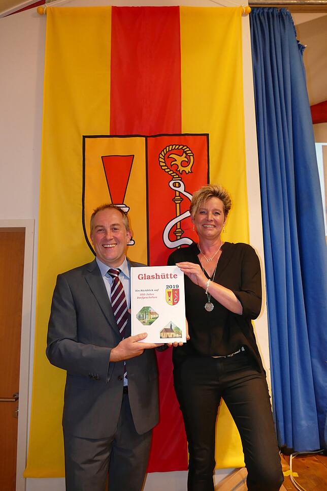 Bürgermeister Maik Lehn bekam das erste Exemplar der Glashütter Dorfchronik. Das Gemeindeoberhaupt seinerseits schenkte den Glashüttern ...