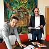 SKP-Leiter Marcel DaRin (links) und Oberbürgermeister Bernd Häusler stellen das neue Malbuch der Singener Kriminalprävention (SKP) vor.