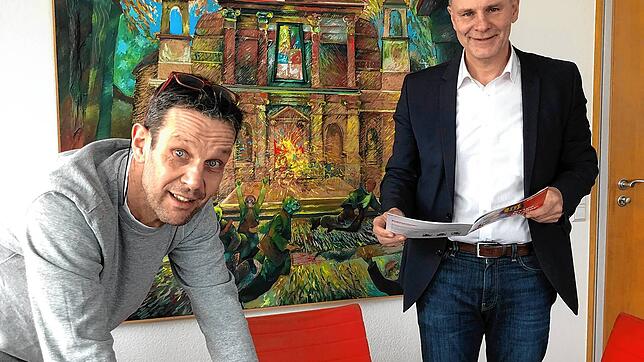 SKP-Leiter Marcel DaRin (links) und Oberbürgermeister Bernd Häusler stellen das neue Malbuch der Singener Kriminalprävention (SKP) vor.