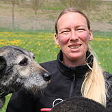 Tierheimleiterin Nadine Vögel und Hund Buck.