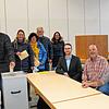 Im ersten Wahlgang gehen Sven, Sonja, Alberta, Winfried und Nadine Rothweiler (von links) zur Wahlurne. Daneben die Wahlhelfer David ...