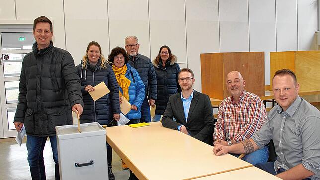 Im ersten Wahlgang gehen Sven, Sonja, Alberta, Winfried und Nadine Rothweiler (von links) zur Wahlurne. Daneben die Wahlhelfer David ...