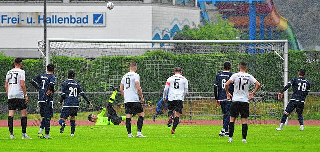 Über den Zaun: Nach neun Minuten vergab Nexhdet Gusturanaj (rechts) diesen Strafstoß für den VfB Waldshut. Die SG FC Wehr/Brennet nutzte ...