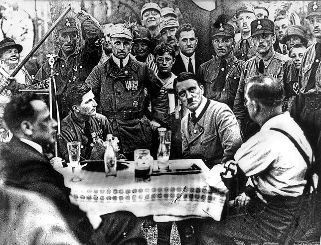 So kannte man Adolf Hitler (2. von rechts) vor dem Putsch nur in München und Bayern: Als Agitator in der ganz rechten Ecke, die ...