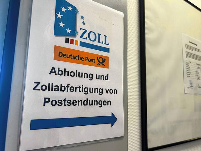 Etwa zehn zollpflichtige Pakete landen täglich im Zollamt Deißlingen. Sie werden überprüft und dann entweder zur Abholung freigegeben ...