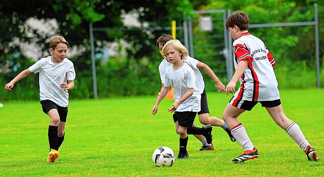 Bild 9: Beim großen Fußballturnier der Radolfzeller Grundschüler zeigen die Nachwuchskicker ihr Talent