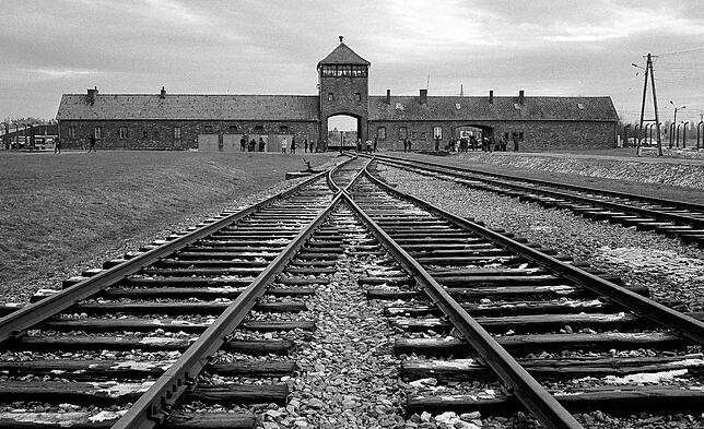 Die Bahngleise, auf denen Hunderttausende Menschen ankamen, um in die Gaskammern des ehemaligen -Todeslagers Auschwitz Birkenau gebracht ...