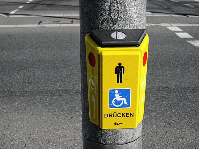 Fußgänger können die Ampel auf Grün schalten.