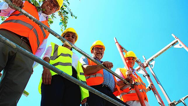 Direkt unter der Richtkrone (von links): Tobias Benz, Projektleiterin Reihaeh Zohourian, Michael Schwery und Wolfram Münch. Auf dem ...