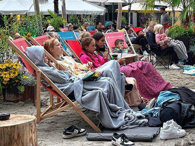 Genießen das Sommerkino mit Decke im Liegestuhl: Amelie, Anni, Nele, und Lena (von links).