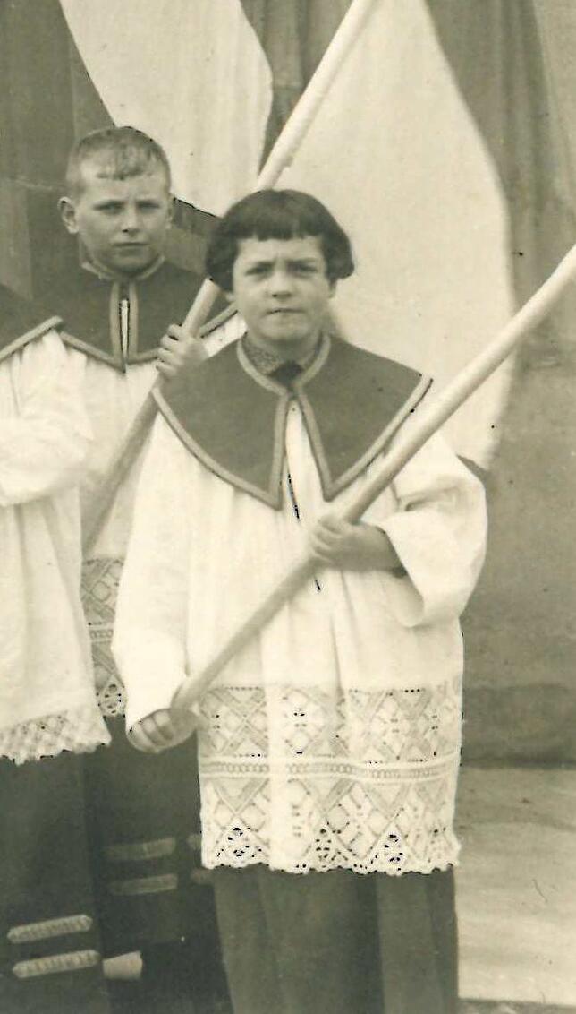 Der Künstler Lothar Weiß in den 1930er Jahren in Ministrantenkluft – schon als Schuljunge ein Nonkonformist.