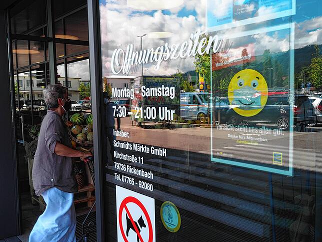 In deutschen Einkaufsmärkten gilt die Maskenpflicht auch für Kunden aus der Schweiz.