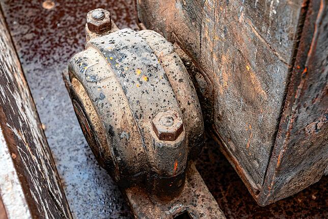 Bild 18: Eine spektakuläre Aktion: Die Münsterglocke wird in einer millimetergenauen Präzisionsarbeit aus dem Turm gehievt, zahlreiche Besucher schauen zu