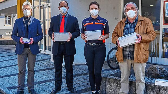 Zusammenarbeit: Bürgermeister Michael Thater mit Frank Mattes (Vorsitzender DRK Ortsverein Wehr), Diana Linneweber (Stellvertretende ...