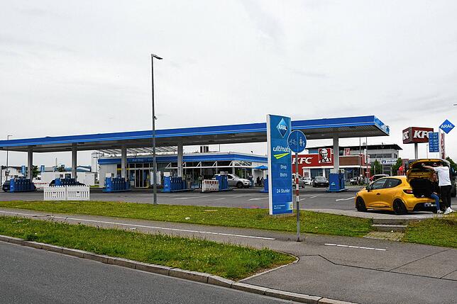 Immer wieder Ziel von Autotunern und -posern: Die Aral-Tankstelle und benachbarte Parkplätze am Kreisverkehr in der Singener Südstadt. ...