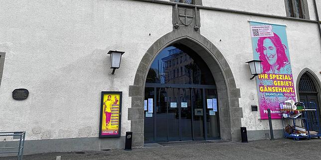 Etwa 15 Menschen haben sich zur Zwangsversteigerung im Unteren Saal des Konzils eingefunden. Ein Gebot gibt jedoch nur einer ab.