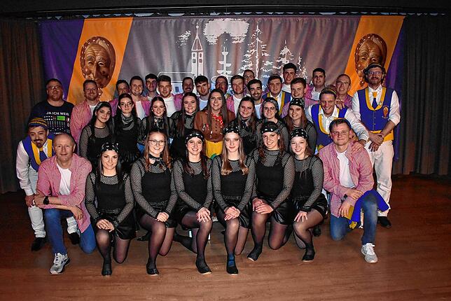 Erfolgreicher Elferratsball mit Besucherrekord und überzeugenden Auftritten, Gags und humorvolle Ideen: Die Akteure freuen sich am Ende ...