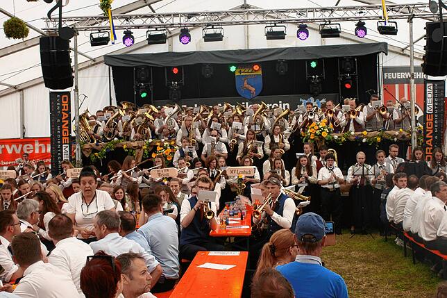 Bild 20: Gute Laune beim Bezirksmusikfest in Lausheim