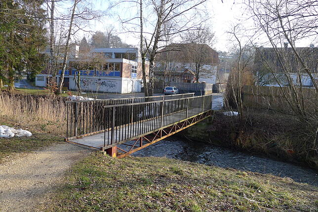 Diese kleine Brücke zwischen dem Gewerbegebiet in Untersiggingen und dem Ort (im Hintergrund Dorfgemeinschaftshaus und ...