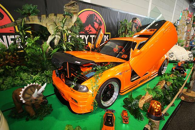 Bild 1: Jede Menge Chrom, Lack und schöne Frauen: Die Tuning World Bodensee hat viel für Auge und Ohr zu bieten