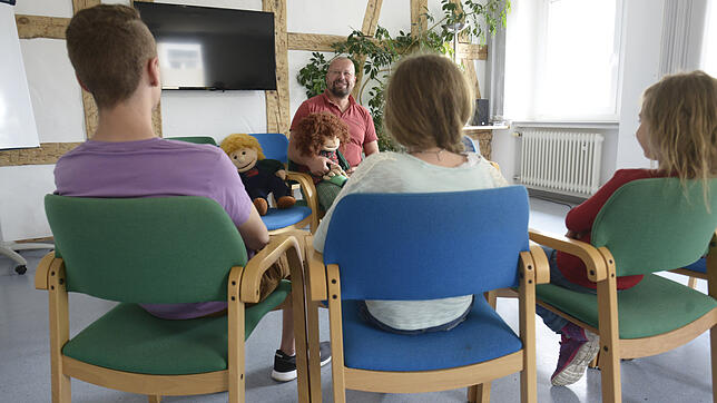 Sozialtherapeut Christian Denecke von der Fachstelle Sucht mit Kindern, die er betreut. Bild:Gerald Jarausch
