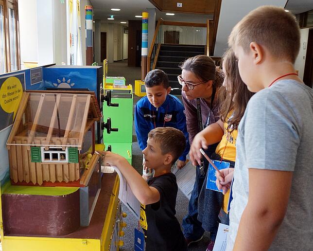 Warmwassergewinnung: Mit ihrer Lehrerin Angela Dietrich lernen die Kinder an dieser Station, was alles nötig ist, bis warmes Wasser aus ...