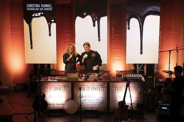 Schokolade: Während des Konzerts von Christina Rommel wird live auf der Bühne von einem Chocolatier der Auftritt mit einem Hauch aus ...