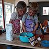 Backe, backe Kuchen... Konzentriert füllen Emma und Moritz die richtige Menge Butter ein.