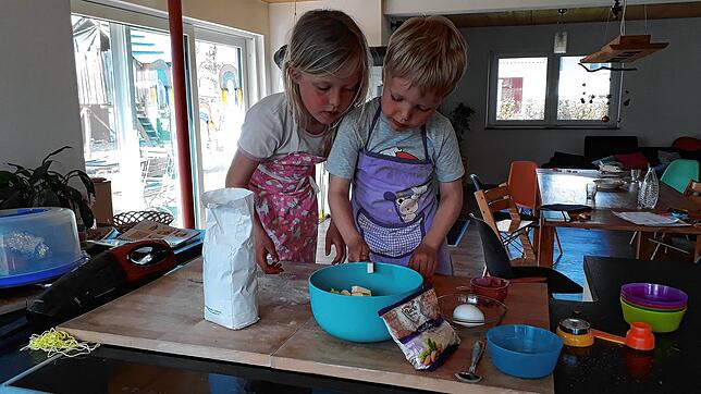 Backe, backe Kuchen... Konzentriert füllen Emma und Moritz die richtige Menge Butter ein.