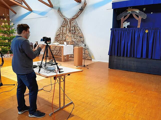 Im Haus am Weinberg werden die Streams für die Online-Gottesdienste vorbereitet.