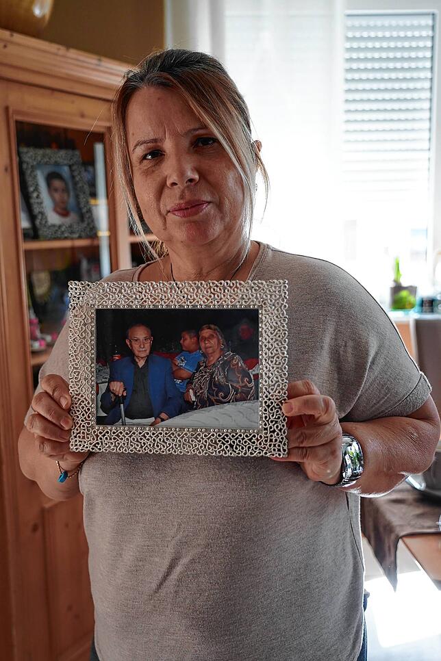 Zeliha Ünveren zeigt ein Bild ihrer Eltern, die damals nach Deutschland kamen und später wieder in die Türkei zurückkehrten.