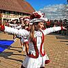 Die Prinzengarde tanzt von dem Umzugsstart im Hof der Familie Keller in Bitzenhofen.
