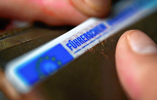 Bereits ausgestellte Führerscheine, heißt es, seien von den möglichen neuen Regeln nicht berührt. Das sorgt für Verwirrung.